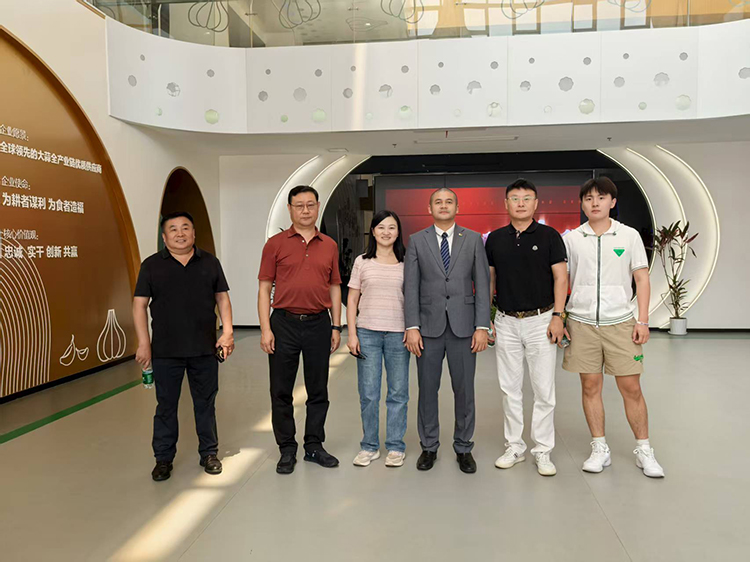 董事长陪同马达加斯加工业部.商务部部长内阁成员大卫先生参观大蒜文化馆.jpg